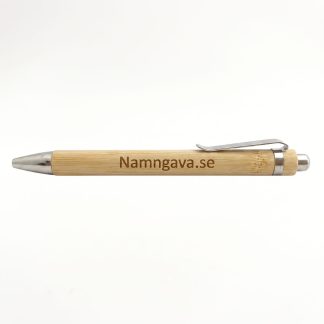 Miljövänlig bläckpenna i bambu med personligt graverat namn - NamnGava.se