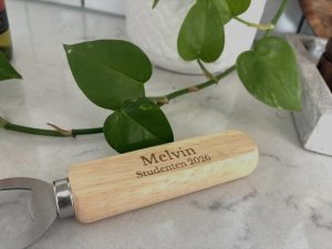 Verklig kundbild - Kapsylöppnare med gravyr